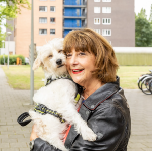 OOPOEH Gerda (69): ‘Met Tommy heb ik mijn vrijheid en toch de gezelligheid van een hondje’